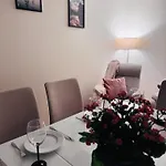 Dom Na Styku 아파트 야보진카