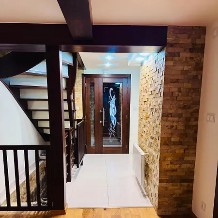 Dom Na Styku 아파트 야보진카